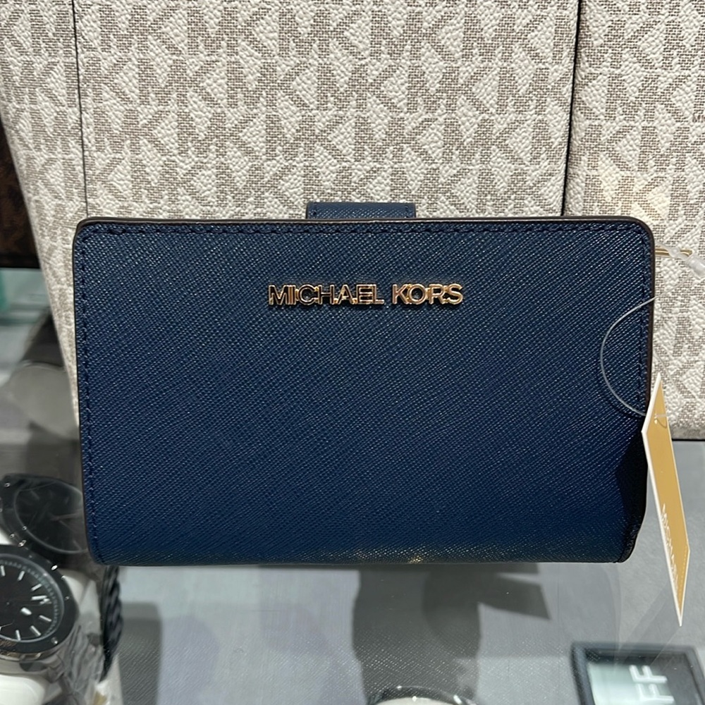 MICHAEL KORS
Medium Crossgrain Leather Wallet
Navy 
NWT
